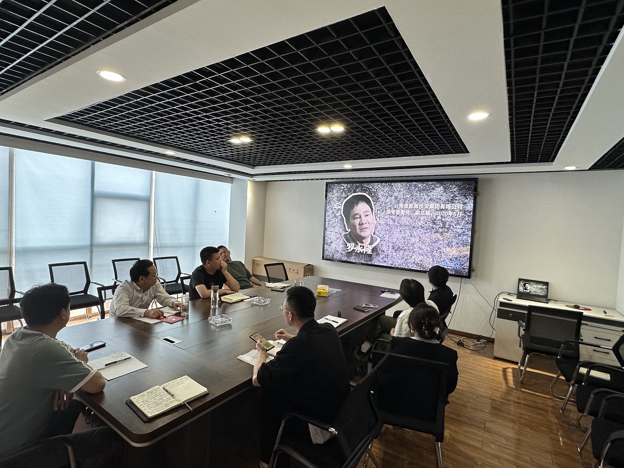 环保公司党支部组织观看警示教育片